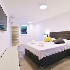 Pia Volosko, Apartman Opatija